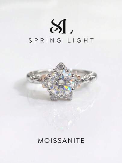 1枚精致浪漫的极光向日葵1克拉莫桑石钻石结婚戒指，采用925纯银打造，适合作为订婚礼物、周年纪念礼物送给妻子/女友，也是新娘的精美珠宝。