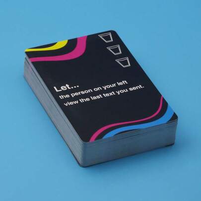 家庭畅饮游戏——爆笑家庭饮酒游戏 | 趣味十足的提示、挑战和问题，打造难忘的聚会体验 | 适合节日庆祝、家庭聚会和全家游戏之夜 | 小巧便携，随时随地畅玩 | 为您的下次家庭聚会增添欢笑和轻松乐趣 | 送给热爱欢笑、渴望共同创造美好回忆的家庭的绝佳礼物