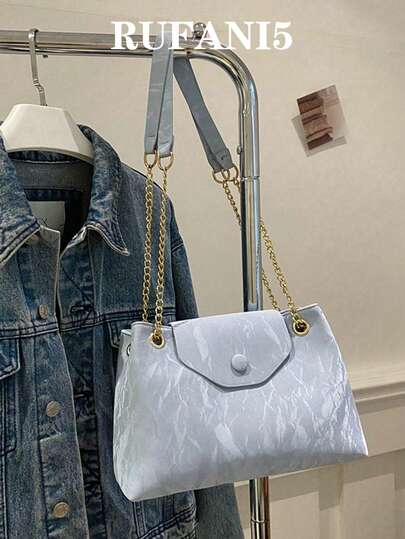 这款时尚休闲简约链条腋下包兼具翻盖水桶包的功能，适合购物、携带钱包，尤其适合年轻女性、大学生、职场新人以及白领人士。它们非常适合办公室、大学、工作、商务、通勤、户外、旅行和休闲活动等场合。