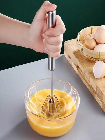 1个不锈钢半自动打蛋器，包含旋转打蛋器和手持搅拌器，轻松混合鸡蛋、奶油和厨房必备食材，适用于室内外烘焙，配有符合人体工程学的手柄（非电动）