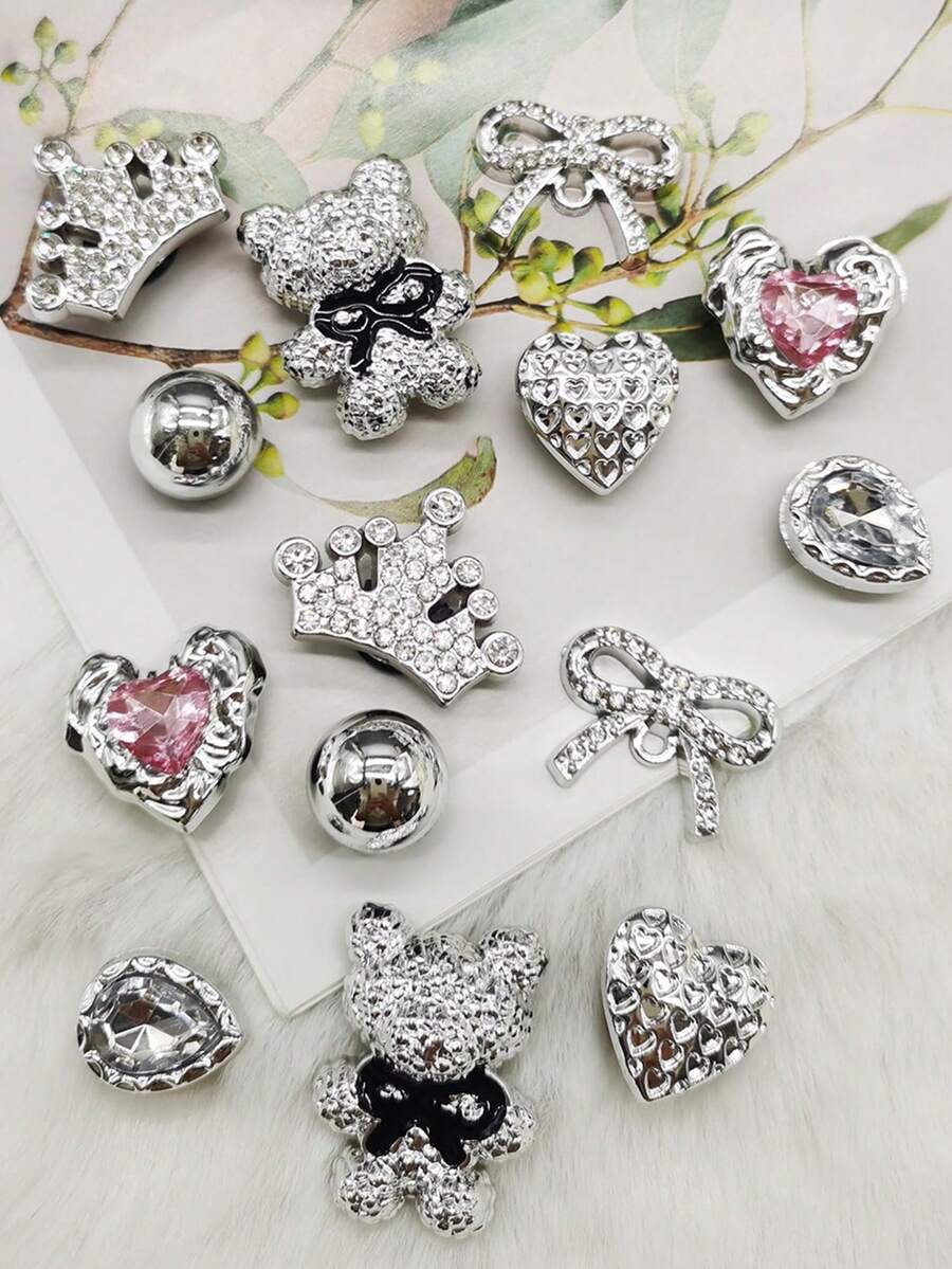 14 piezas Accesorios de lujo estilo Y2K para decorar zapatos: corona de oso plateada, dijes de resina, adornos con strass y lazos, hebillas para zuecos, clips con forma de corazón, decoraciones para sandalias, bolsas de playa y talla grande. Ideal para regalos de Navidad, Halloween, cumpleaños y fiestas.