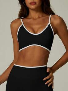 ATTRACO 女士撞色滚边V领极简运动文胸，带衬垫，可调节肩带，无缝瑜伽跑步健身房运动背心 - 黑色 - 查看 2