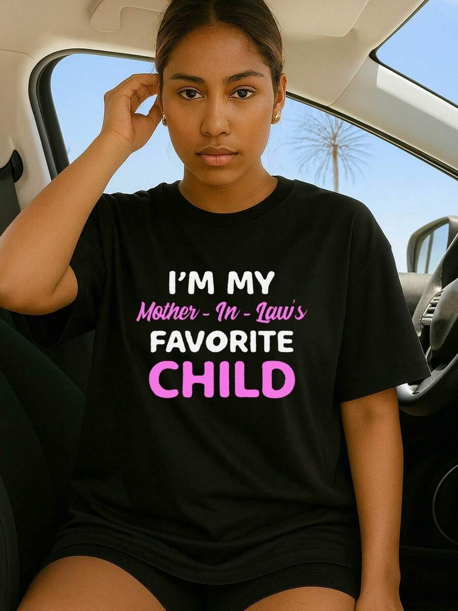 Camiseta única para mujer con diseño divertido y colorido que dice soy el hijo favorito de mi suegra ideal para destacar en cualquier ocasión y ser el centro de atención y2k disponible en tallas variadas para tu comodidad. - Negro - Ver 1
