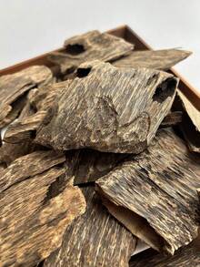 10g Premium Adlerholz, große Adlerholzstücke, Nha Trang Adlerholz, natürliches Adlerholz, süßer und aromatischer Duft, ideal für hochwertige Räuchergefäße. Der elegante und angenehme Adlerholzduft ist rauchlos und nicht reizend, langanhaltend. Geeignet für Aromatherapie, Luftreinigung, Entspannung von Körper und Geist. Eine ideale Wahl für Geschenke zu Feiertagen, für Zuhause und im Büro. - Große Stücke Adlerholz - Übersicht 2