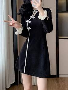 Vestido corto de cheongsam elegante con mangas largas, diseño de botones y encaje con ribete de contraste - Negro - Ver 1