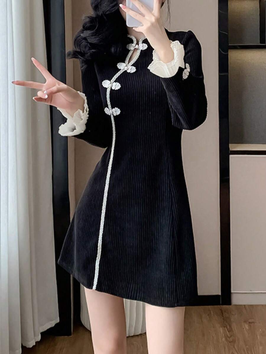 Vestido corto de cheongsam elegante con mangas largas, diseño de botones y encaje con ribete de contraste - Negro - Ver 1