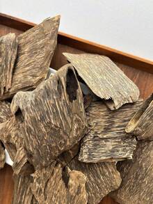 10g Premium Adlerholz, große Adlerholzstücke, Nha Trang Adlerholz, natürliches Adlerholz, süßer und aromatischer Duft, ideal für hochwertige Räuchergefäße. Der elegante und angenehme Adlerholzduft ist rauchlos und nicht reizend, langanhaltend. Geeignet für Aromatherapie, Luftreinigung, Entspannung von Körper und Geist. Eine ideale Wahl für Geschenke zu Feiertagen, für Zuhause und im Büro. - Große Stücke Adlerholz - Übersicht 7