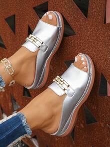 大码女式夏季新款时尚休闲银色金属扣环链条圆头露趾坡跟厚底一脚蹬凉鞋，适合日常、度假、海滩穿着，轻便舒适。 - 銀色 - 查看 6