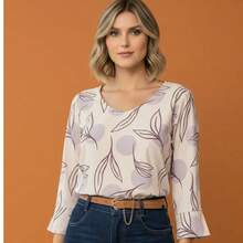 Blusa plus size com decote em V, mangas três quartos, barra assimétrica e estampa de folhas. Tecido com elasticidade média. Modelagem regular. - COLOR2 - Visão 6