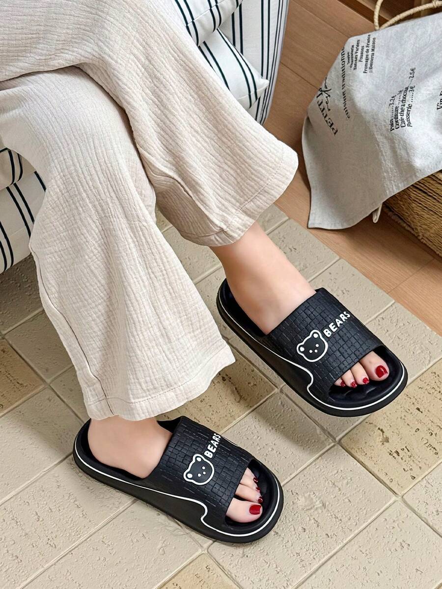 2026 Nowe kapcie damskie, Proste, kratkowane, codzienne kapcie domowe z kreskówkowym wzorem, Letnie kapcie łazienkowe z tkanym wzorem i nadrukiem, 2026 Nowe kapcie męskie na wiosnę/lato, Damskie kapcie plastikowe, Sandały plażowe dla par, Wygodne, oddychające, lekkie i wytrzymałe - Czarne - Zobacz 1