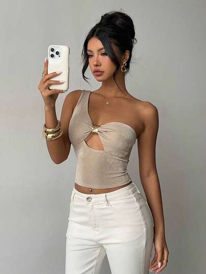 女士卡其色不对称露背单肩镂空金属装饰修身短款上衣，优雅性感时尚，适合派对、约会、日常通勤、海滩度假、春夏穿着。