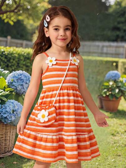 这是一款充满活力的夏日女童连衣裙。整体设计活泼可爱，采用明亮阳光的橙白条纹图案。连衣裙采用细肩带设计，穿着轻盈透气。肩部饰有白色3D立体花朵，增添一丝甜美气息。条纹图案清晰鲜明，整体风格活泼俏皮，充满童趣。这款连衣裙非常适合女孩日常穿着、户外活动或参加派对。它既舒适又时尚，能够展现小女孩天真可爱的一面。