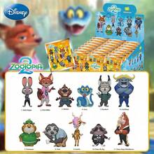 Oficjalnie autoryzowany brelok Disneya do torebki z niespodzianką "Zootopia 2" z trójwymiarową figurką postaci z kreskówki, losowo wybrany jeden z następujących: Judy, Nick, Gary, Ginnifer, Pawbert, Benjamin, Weaselton, kolekcjonerski prezent dla rodziny, przyjaciół i fanów - Wielokolorowe - Zobacz 8