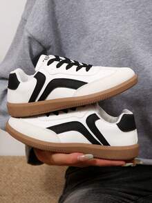 Zapatillas casuales para mujer, diseño retro de hebilla plana, zapatillas de entrenamiento de corte bajo con cordones, adecuadas para uso diario, todas las estaciones - Blanco y Negro - Ver 1