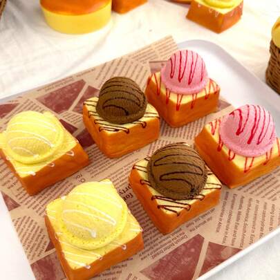 Este pan con helado realista y antiestrés es un producto popular de puesto pequeño y un divertido juguete antiestrés. Diseñado con una apariencia de pan con helado realista y una textura suave y apretable, proporciona una experiencia de pellizcar muy satisfactoria para liberar el estrés y pasar el tiempo.