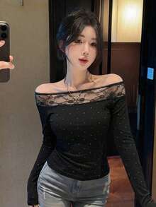 Camiseta de manga larga con hombros descubiertos, encaje, lunares y adornos de strass, elegante y estilizadora para mujeres - Negro - Ver 2