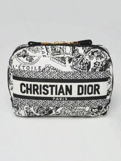 Dior 巴黎地图化妆包，黑白配色，3D地图刺绣，高品质刺绣帆布搭配金色拉链。细节精致，质地厚实耐用。适合日常收纳，容量适中，可定制，可配链条。实用时尚，是馈赠亲友的理想之选。