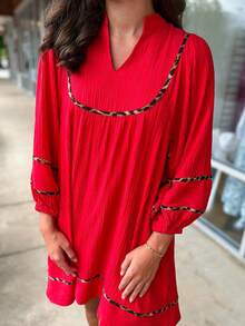 Đầm ngắn tay dài dáng suông cổ chữ V, chất liệu vải dệt họa tiết da báo, viền tương phản, thích hợp cho mùa xuân. - Đỏ - Xem 3