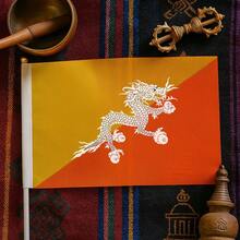 Mini Bandera Butanesa, MXBHD-000, 1Pza, Bután, 14x21cm, Tela Poliéster, Asta Plástico. - Multicolor - Ver 5