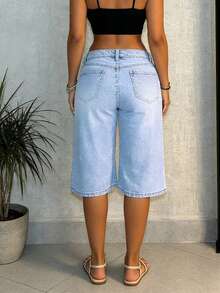 低腰破洞牛仔短裤，饰有亮片和水钻，宽松直筒裤型，适合派对、音乐节、约会、购物、街头风、夏季休闲穿着。 - 中等水洗藍 - 查看 5