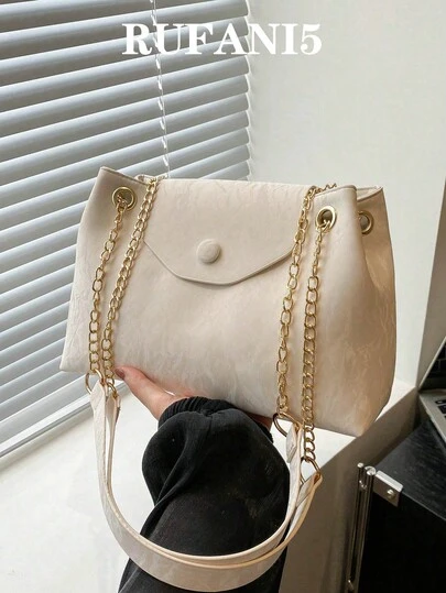 时尚休闲简约链条腋下包兼具翻盖水桶单肩包的功能，适合购物、携带钱包，尤其适合年轻女性、大学生、年轻职业人士和上班族。它们非常适合办公室、大学、工作、商务、通勤、户外、旅行和徒步等场合。