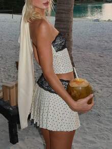 女士两件套夏季套装，露背透明吊带上衣搭配低腰褶皱蕾丝拼接迷你裙；精致蕾丝细节，休闲优雅风格，适合度假、海滩、日常出行，也适合通勤穿着。 - 杏色 - 查看 5