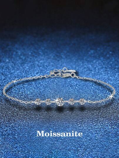 BLOVEMEE 1条简约奢华925银手链，镶嵌1颗4.0毫米和4颗3.0毫米莫桑石，总重0.7克拉，适合女性日常佩戴、派对、婚礼、情人节、母亲节、伴娘礼物等场合，闪亮珠宝，送给她的完美礼物。