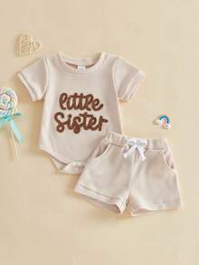 Conjunto de dos piezas para bebé niña: pelele de manga corta con cuello redondo y bordado de letras a la moda y shorts con cintura elástica. - Albaricoque - Ver 6