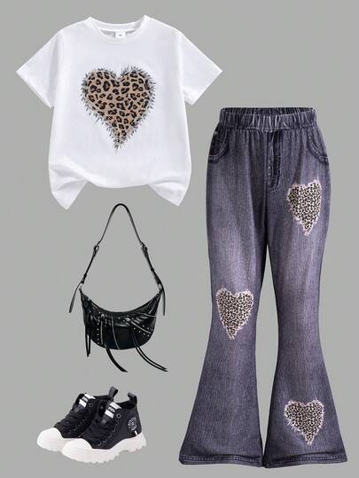 Bộ đồ thể thao thường ngày cho bé gái, áo tay ngắn in hình trái tim và quần ống loe, thích hợp cho mùa xuân/hè.
