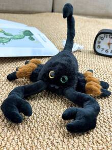 这款黑色蝎子毛绒玩具高 30 厘米/11.81 英寸，采用暗黑主题设计，醒目的棕黑撞色，以及拥有不同眼睛的神秘造型。它是送给朋友或自用的完美趣味礼物，也是万圣节/恶作剧礼物的首选。 - 黑色 - 查看 4