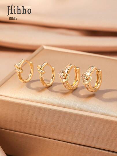 Hihho 两对耳环：简约扭纹耳环 - 采用极简扭纹设计，线条简洁流畅，又不失精致巧思，质地光滑，适合日常通勤佩戴。水钻扭纹耳环 - 在扭纹设计的基础上，点缀闪亮的方形锆石，散发复古而迷人的气息，适合约会、派对以及需要提升整体造型的场合。