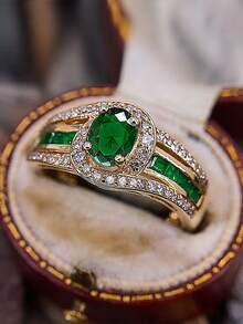 Bague en cuivre ornée d'un émeraude et de zirconiums cubiques, présentée dans un coffret cadeau de luxe. Bijou à la mode idéal pour les soirées et les occasions formelles. Fabriquée en cuivre résistant à la décoloration et hypoallergénique. Un cadeau parfait pour votre bien-aimée ou votre mère. - Doré - Voir 7