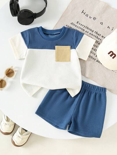 Bộ đồ dệt kim kiểu waffle 2 món cho bé trai: Áo tay ngắn phối túi tương phản + Quần short, trang phục mùa hè thường ngày.