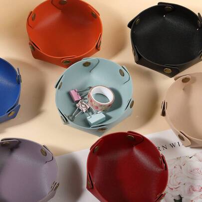 1 chiếc [Hộp đựng đồ có thể tháo rời, chất liệu giả da] Có sẵn các màu Đen/Nâu/Đỏ tía/Vàng/Cam, với nhiều màu sắc để lựa chọn. Hộp đựng đồ hình tròn kiểu dáng đơn giản và thời trang, chống thấm nước, chống mài mòn, nhẹ và có chất liệu cao cấp. Có thể dùng làm khay đựng chìa khóa ở sảnh vào, hộp đựng đồ trên bàn cà phê trong phòng khách, hộp đựng đồ trang điểm trên bàn trang điểm, khay đựng đồ trên bàn làm việc trong khách sạn, phòng ngủ gia đình, phòng thay đồ, tủ quần áo và các vật dụng khác.