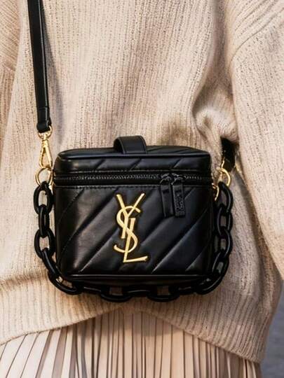 Yves Saint Laurent 化粧ポーチ ブラック キルティング チェーンショルダー ポータブル クラシックロゴ バッグに収納可 化粧直し用 トイレタリーポーチ レディースギフト プレゼント 高級ラグジュアリー ギフト 女性用 おしゃれ 誕生日プレゼント 彼女へのギフト 旅行用 日常用 パーティー用 ビューティーポーチ