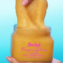 Tree Hut Tropic Glow Shea Sugar Scrub, Exfoliating &Amp; Hydrating Body Scrub With Shea Butter, Radiant Glow, Warm Scent, 18 Oz - ColorR - 查看 3