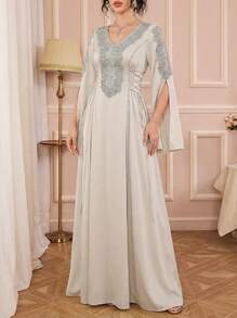 Solessence 女士纯色 V 领连衣裙，带丝带、蕾丝、水钻装饰，腰部系带设计，优雅长袖超长阿拉伯风格连衣裙，适合日常、节日、派对场合 - 杏色 - 查看 1