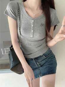 1 chiếc áo thun nữ tay ngắn thêu họa tiết, thiết kế độc đáo và ôm dáng, phong cách thường ngày mùa hè. - Màu Xám nhạt - Xem 2
