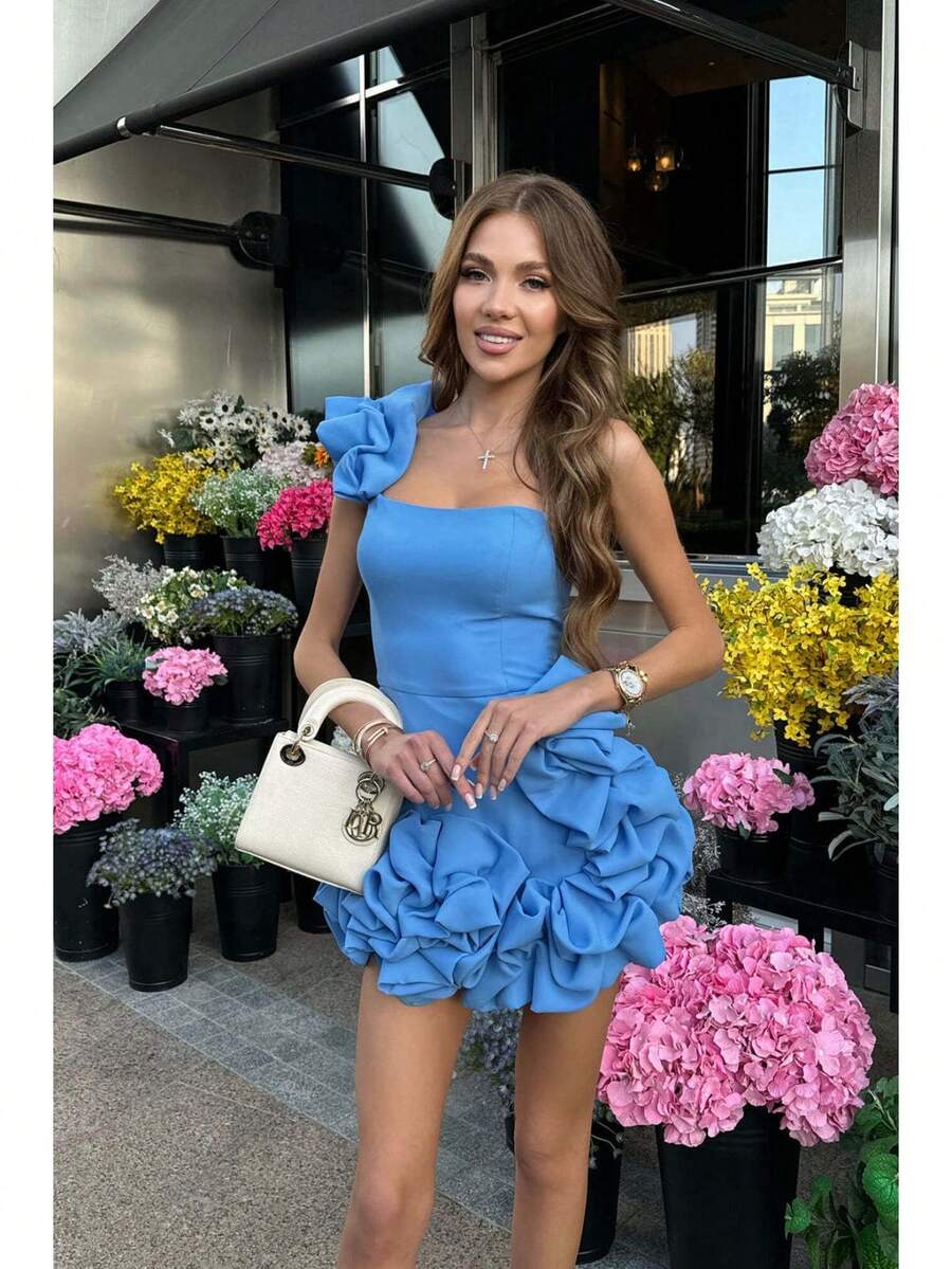 Un vestido corto ajustado con volantes irregulares y cintura ceñida. - Azul - Ver 1