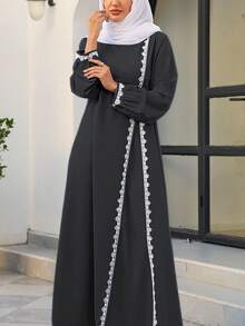 优雅经典黑色女士长袍 – 长袖端庄连衣裙，袖口和侧边饰有刺绣花边，面料顺滑飘逸，宽松A字版型，适合日常办公休闲穿着，尺码齐全，春季新款。 - 黑色 - 查看 3