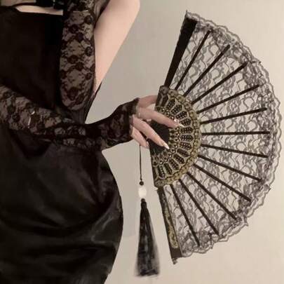 1把优雅复古中式黑白蕾丝折扇，饰以白色莲花和银色花卉图案，适合女性婚礼、派对、舞蹈、汉服、旗袍等场合，可作复古流苏摄影道具，适合夏季使用，四季皆宜，便携易用，塑料框架手持便携扇，复古流畅设计，复古布艺扇，是婚礼、夜店角色扮演、公主主题、万圣节等场合的必备单品。