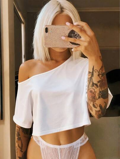 女士露肩蝙蝠袖短袖T恤，宽松版型，适合夏季、海滩、街头、日常、工作、办公室派对、郊游、嘉年华、音乐节、情人节、派对等场合。宽松的街头风，也适合户外穿着，百搭设计，是夏季穿搭的理想之选。