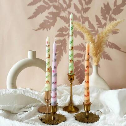 25厘米玫瑰印花细长蜡烛，造型别致，采用优质大豆蜡制成，无烟燃烧，适合毕业典礼、开斋节、家居装饰、房间装饰、婚礼装饰、桌面装饰、情人节装饰、节日派对氛围营造，也是馈赠亲友的佳品。