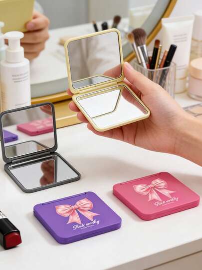مرآة مكياج مربعة ذات وجهين مع ربطة وردية - مرآة محمولة مدمجة بسطح زجاجي، تصميم عصري أنيق حديث، متعددة الألوان (وردي، بنفسجي، أبيض، أسود، أصفر، رمادي) - أداة جمال مثالية للنساء والفتيات، صديقة للسفر، فكرة هدية جميلة للمراهقات، ملحق مكياج للاستخدام أثناء التنقل، حواف مستديرة سلسة للحمل بسهولة، مثالية للاستخدام اليومي والتصليحات وعناية البشرة