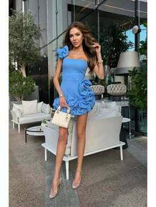 Un vestido corto ajustado con volantes irregulares y cintura ceñida. - Azul - Ver 2