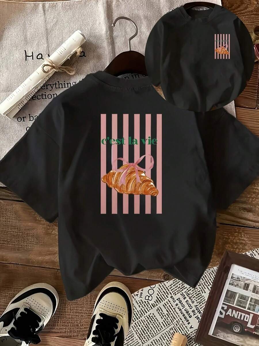 T-Shirt Única con Estilo Y2K y Diseño Exclusivo: 'C'est La Vie' con Croissant en Stripes Rosa, Ideal para los Amantes de la Moda Mexicana. Únete a la  de Verano 2023 y Destaca con Este Diseño Moderno y Original. ¡Perfecta para Llevar en Cualquier Ocasión! - Negro - Ver 1