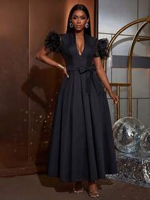 Faeriesty 优雅的深V领晚礼服，配以夸张的泡泡袖、A字裙摆、腰间蝴蝶结腰带和羽毛状袖口细节，适合婚礼宾客、浪漫人像摄影、红毯盛会、新娘写真和周年庆典派对等场合。 - 黑色 - 查看 1