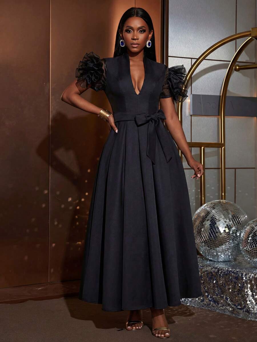 Faeriesty 优雅的深V领晚礼服，配以夸张的泡泡袖、A字裙摆、腰间蝴蝶结腰带和羽毛状袖口细节，适合婚礼宾客、浪漫人像摄影、红毯盛会、新娘写真和周年庆典派对等场合。 - 黑色 - 查看 1