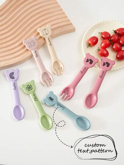 2 Peças Conjunto de Colher e Garfo de Silicone com Padrão de Nome Personalizado para Crianças, Utensílios de Treinamento Infantil, Utensílios de Autossuficiência, Impressão sob Demanda, Presente para Recém-Nascidos, Presente Essencial para Crianças
