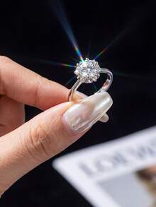 1件 1克拉花朵造型圓形鑽石D色莫桑石訂婚戒指，925純銀極簡浪漫永恆婚戒，奢華珠寶，女性結婚週年禮物 - 銀色 - 查看 4